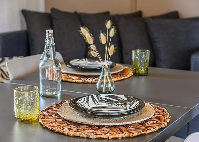 Отель Domaine Les 2 Mondes Айда