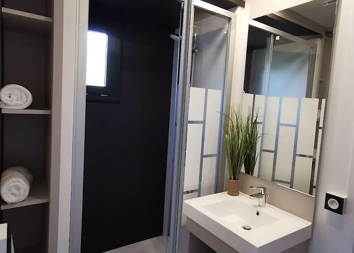 Отель Domaine Les 2 Mondes Айда